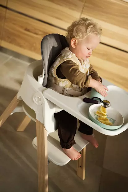 Stokke Steps syöttötuoli White / Natural lapsella. - Matstolar för barn - 692600 - 2