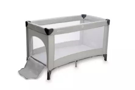 Matkasänky Britton Compact Quartz Grey, päädyssä luukku taaperolle. - Resesängar - B2480 - 2