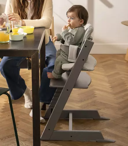 Stokke Tripp Trapp syöttötuoli Storm Grey Baby Setilla ja pehmusteilla. - Stokke Tripp Trapp produkter - 685200 - 2