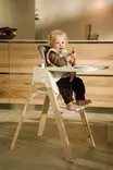 Stokke Steps syöttötuoli bundle White / Natural sisältää kaiken tarvitsemasi: tuolin, tarjottimen, valjaat ja Baby Setin. - Matstolar för barn - 692600 - 12