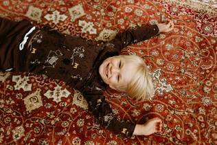 Ruskea trikoopaita lapsen yll=C3=A4. - Skjortor och huvtröjor - 72573511 - 2