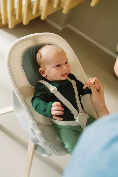 Stokke Clikk Newborn Set Cloud Grey vauvalla. - Matstolar för barn - 702901 - 2