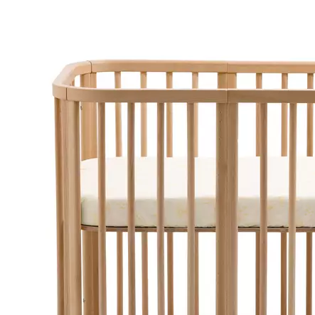 Stokke Nighti Mini muotolakana 2026 Sunset Yellow Map 60x80cm sängyssä. - Påslakan och underlakan - 710501 - 2