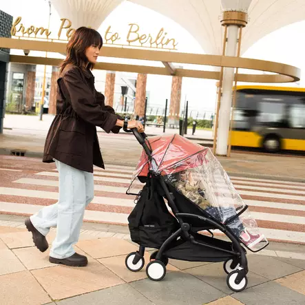 Sadesuoja Stokke YoYo5 rattaissa lapsella. - Regnskydd till vagnar och barnvagnar - 717301 - 2