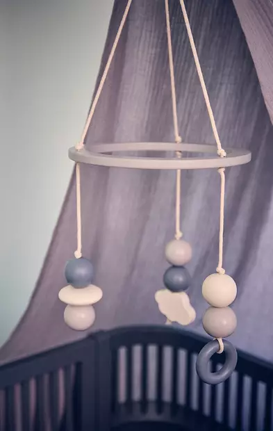 Najell mobile Mercury Grey pinnasängyn yläpuolella. - Mobiler och speldosor - N08402301 - 2