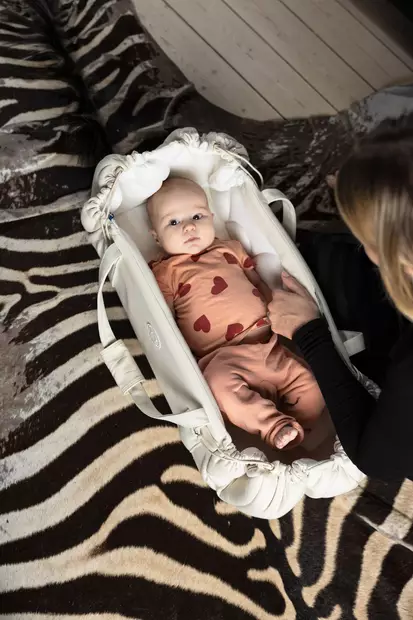Najell SleepCarrier vol.5 kantokassi Oat Beige vauvalla. - Liggvagnar och bärväskor - N32605901 - 2