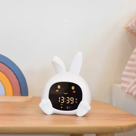 Zazu Sarah Sleeptrainer Taupe, yövalolla ja kaiuttimella lastenhuoneessa. - Nattlampor och musikleksaker för barn - ZA-SARAH-01 - 2