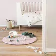Vauvan leikkimatto Done By Deer Tiny Farm Powder voidaan käyttää myös ilman lelukaaria leikkialustana. - Lekmattor och babygym - 4153551 - 4