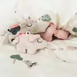Done By Deer Sensory rattle Pigee Powder lapsen sängyssä unikaverina. - Skallror, greppleksaker och bollar - 4353851 - 4