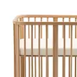 Stokke Nighti Mini muotolakana 2026 Sunset Yellow Map 60x80cm sängyssä. - Påslakan och underlakan - 710501 - 2