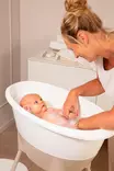 Vauvan kylpyamme Luma White vauvalla kylvyssä. - Badkar och badstöd - L157001 - 2