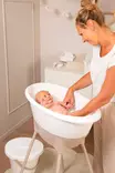 Vauvan kylpytuki Luma White ammeessa vauvalla. - Badkar och badstöd - L171001 - 2
