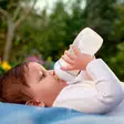 AVENT Natural tuttipullo 325 ml V3 lapsella. - Nappflaskor och flasknappar - 037190601 - 4
