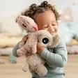 Done By Deer Cuddle Bestie Raffi Powder lapsen halauksessa - Mjukisdjur och snuttefiltar - 4063211 - 4