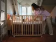 Stokke Nighti Vanilla White Pinnasänky vauvalla makuuhuoneessa. - Spjälsängar och barnsängar - 705402bund1 - 3