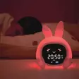 Zazu Sarah Sleeptrainer Taupe, yövalolla ja kaiuttimella. Punainen väri kertoo, että vielä pitää nukkua. - Nattlampor och musikleksaker för barn - ZA-SARAH-01 - 3