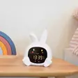 Zazu Sarah Sleeptrainer Taupe, yövalolla ja kaiuttimella lastenhuoneessa. - Nattlampor och musikleksaker för barn - ZA-SARAH-01 - 2