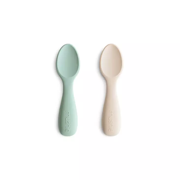 Mushie ensilusikat silikonia 2-pack Cambridge Blue/Shifting Sand. - Första skedar och barnbestick - 101351 - 1