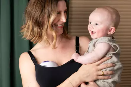 Rintapumppu Lansinoh Wearable Single naisella liiveissä. - Bröstpumpar - 54072 - 2