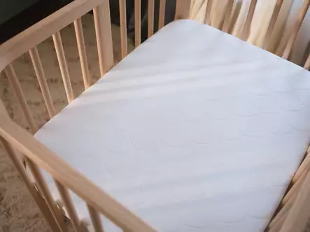 Stokke Nighti Mini Natural Pinnasänky patjalla. Patja on hengittävä ja sopivan jämäkkä vauvalle. - Spjälsängar och barnsängar - 705401bund2 - 2