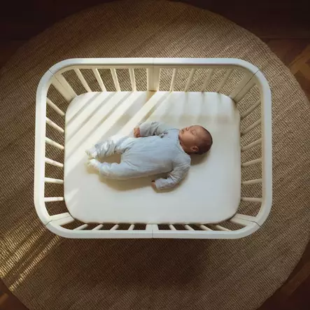 Stokke Nighti Mini pinnasänky Vanilla White vauvalla. - Spjälsängar och barnsängar - 705402 - 2