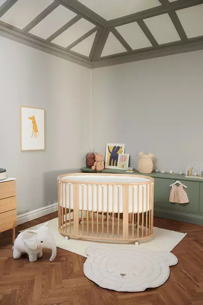 Stokke Sleepi 2026 sänky Natural reunapehmusteella. - Stokke Sleepi produkter - 711501STA2 - 2