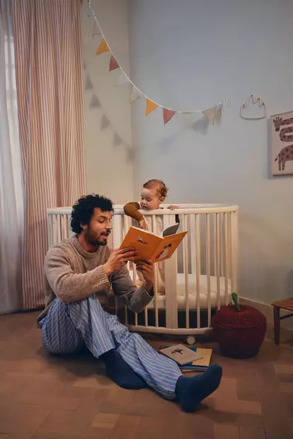 Stokke Sleepi 2026 sänky White lapsella lastenhuoneessa. - Stokke Sleepi produkter - 711502STA2 - 2