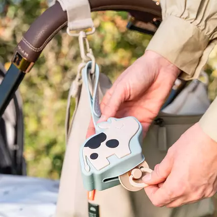 Done By Deer tuttikotelo silikonia Dotti Blue hoitolaukussa kiinni. - Nappar och napphållare - 7159582 - 2