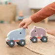 Done By Deer työntölelu Push toy Nozo Blue lapsella leikeissä. - Träleksaker - 4954212 - 2