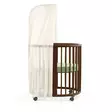Stokke uudinverho Birch Beige Sleepi Mini Warm Brown sängyssä. - Stokke Sleepi produkter - 599302 - 3