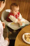 Syöttötuoli Stokke Clikk Bamboo tarjottimella ja valjailla. - Matstolar för barn - 695802 - 2