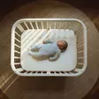Stokke Nighti Mini pinnasänky Vanilla White vauvalla. - Spjälsängar och barnsängar - 705402 - 2