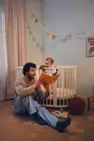 Stokke Sleepi 2026 sänky White lapsella lastenhuoneessa. - Stokke Sleepi produkter - 711502STA2 - 2