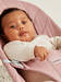 BabyBj=C3=B6rn Bouncer Bliss sitteri Woven Dusty Pink lapsella l=C3=A4=
helt=C3=A4. - Babysittrar - BB006222 - 4