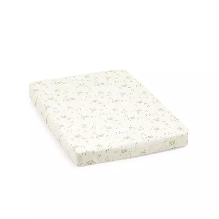 Stokke Nighti Mini muotolakana 2026 Sage Green Map 60x80cm. - Påslakan och underlakan - 710502 - 1
