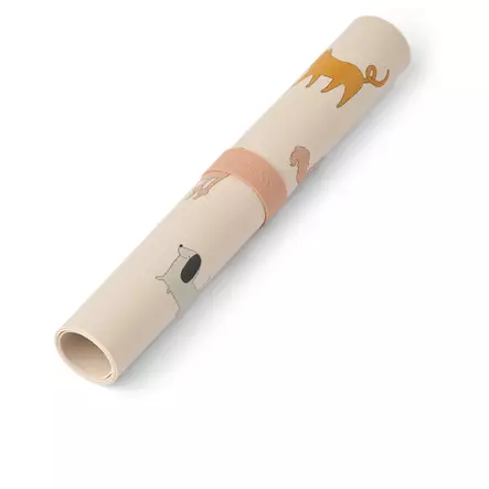 Ruokailualusta silikonia Liewood Jude Cats And Dogs/Sandy, siälyy kätevästi rullalla. - Bordstabletter - 15059-2503 - 2