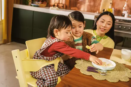 Stokke Tripp Trapp Baby Set 2 Lemon Yellow lapsella Tripp Trapp tuolissa. - Stokke Tripp Trapp produkter - 650013 - 2