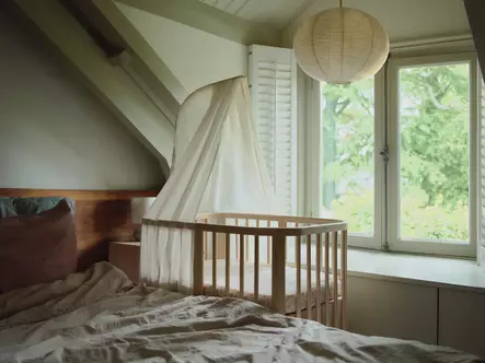 Stokke Nighti Mini Natural Pinnasänky lastenhuoneessa uudinverholla. - Spjälsängar och barnsängar - 705401bund3 - 2