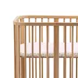 Stokke Nighti muotolakana Wild Rose Berries 60x120cm sängyssä. - Påslakan och underlakan - 710803 - 2