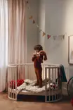 Stokke Sleepi sänky White isommalla lapsella ilman laitaa. - Stokke Sleepi produkter - 711502STA3 - 5