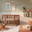 Stokke Sleepi sänky Warm Brown renkailla lastenhuoneessa. - Stokke Sleepi produkter - 711503STA3 - 3