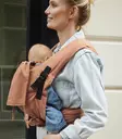 Kantoreppu Stokke Limas Carrier Plus OCS Terracotta naisella vauva kanssa. - Bärselar - 619313 - 4
