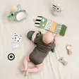 Done By Deer puuhalelu croco green lattialla vauvalla - Skallror, greppleksaker och bollar - 4163443 - 4
