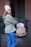 Voksi Move New kaukalolämpöpussi Walnut vauvalla kaukalossa. - Åkpåsar för babyskydd - 018131901-2403 - 2