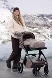 Voksi Urban untuvalämpöpussi Walnut rattaissa makuuasennossa. - Åkpåsar för barnvagn - 01813040-2403 - 8