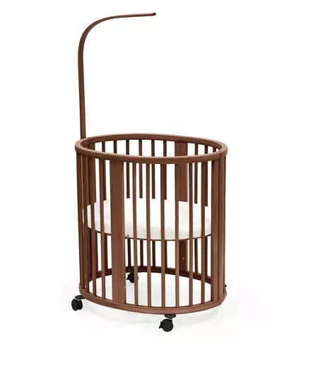 Stokke Sleepi uudintanko V3 Warm Brown kiinni sängyssä. - Stokke Sleepi produkter - 592004 - 2