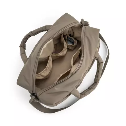 Hoitolaukku Done by Deer Quilted bag Taupe, sisältää useita taskuja ja lokeroita. - Skötväskor och organizers - 7063604 - 2