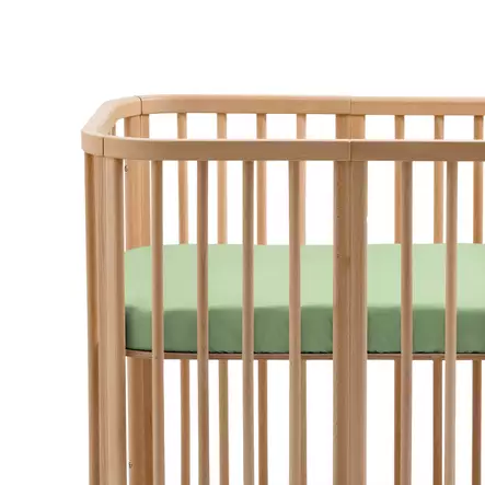 Stokke Nighti Mini muotolakana 2026 Sage Green 60x80cm sängyssä. - Påslakan och underlakan - 710504 - 2