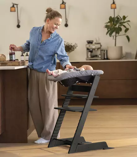 Stokke Tripp Trapp Newborn Set Anthracite keittiössä. - Matstolar för barn - 526104 - 2