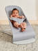 BabyBj=C3=B6rn Bouncer sitteri Woven Petal Quilt, Light Grey lapsi sit=
teriss=C3=A4. - Babysittrar - BB006224 - 2